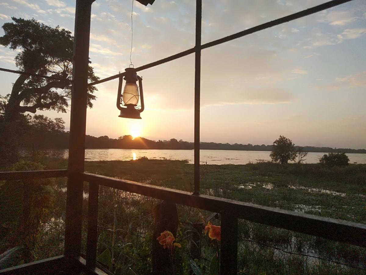Lake Cabin Polonnaruwa Buitenkant foto